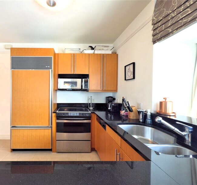 Building Photo - 1435 Brickell Ave