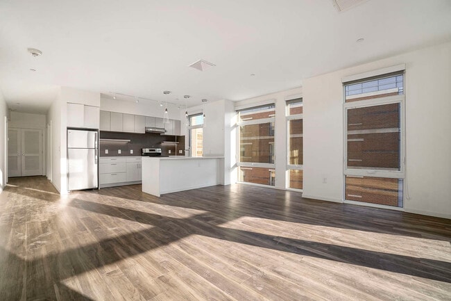 Building Photo - 839 Beacon