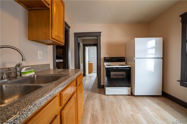 Building Photo - 208 E Clark St