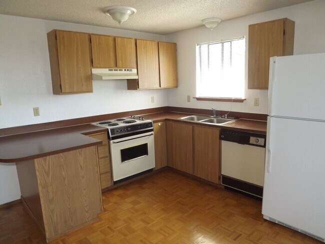 Foto del edificio - Nice 2 Bedroom Upper Unit In 4-PLex!