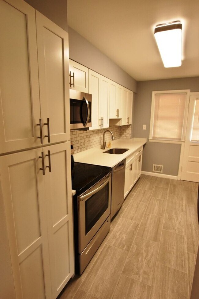 Foto del edificio - Awesome 4BR, 3BA Close In Bethesda Home With 2 Car Garage!!!