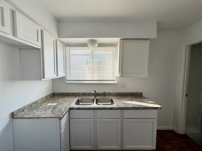 Foto del edificio - Updated 3 bedroom 1 bath,  home ready for Section 8 Tenant call KPM Detroit (313)429-3244
