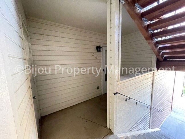 Building Photo - 6735 Delmonico Dr