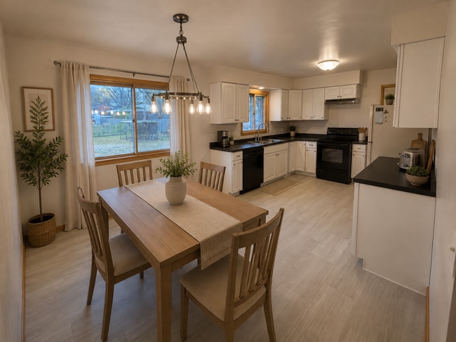 Kitchen furnished - 4806 Goldfinch Dr