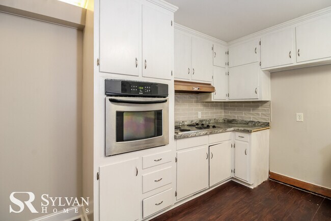 Building Photo - Come view this cute 3BR 2BA brick home