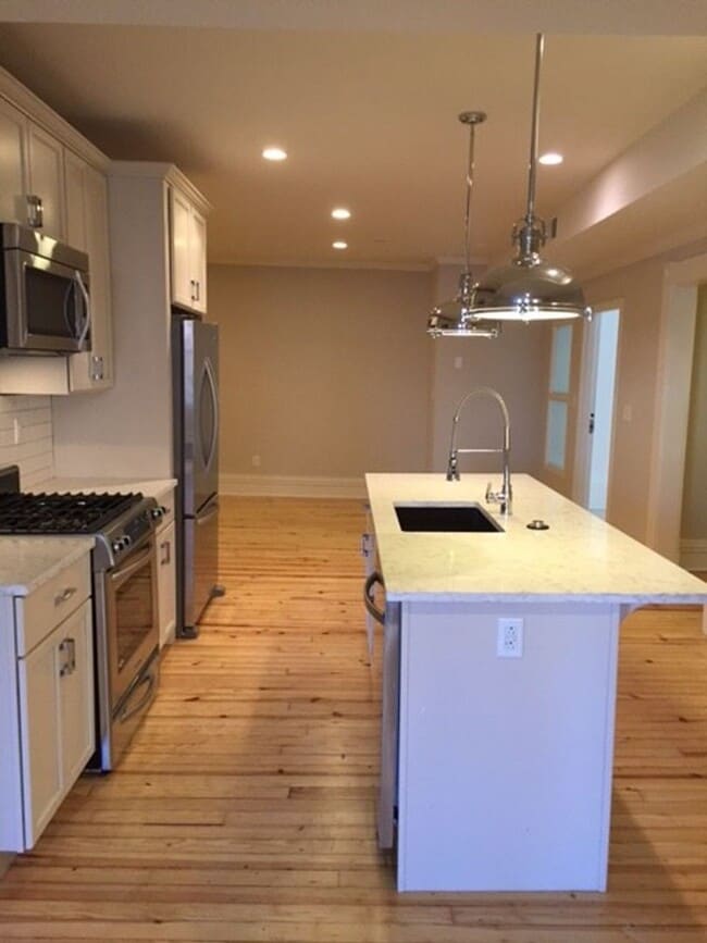 Interior Photo - 692 N High St