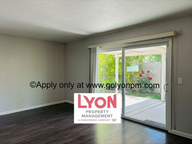 Building Photo - Updated Rosemont 4 bedroom Beauty!!