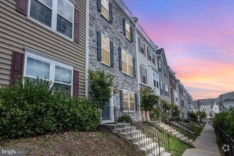 Building Photo - 7223 Barry Ln