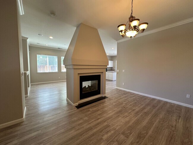 Building Photo - Cute single story home with 3 bedrooms, 2 ...