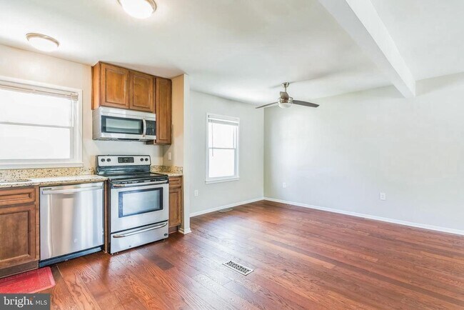 Building Photo - 14 Greystone Cir