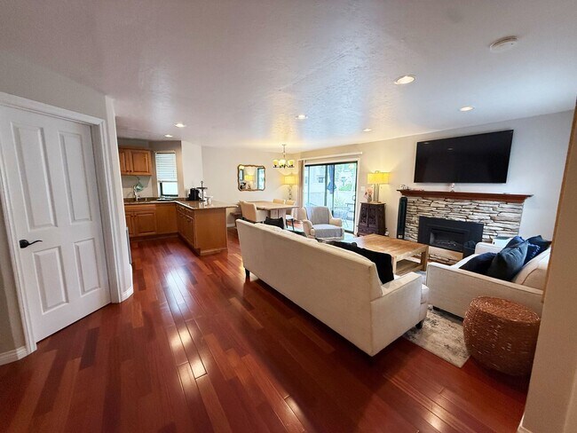 Foto del edificio - Beautifully Furnished 2 Bed/2.5 Bath Townhome in the Desirable Woodlands of La Jolla