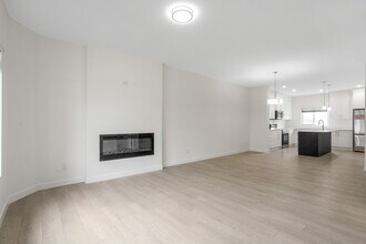 Building Photo - 6639-6646 46 Ave