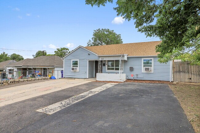 Building Photo - $2,850 - 3 Bed, 2 Bath Updated Home in Den...
