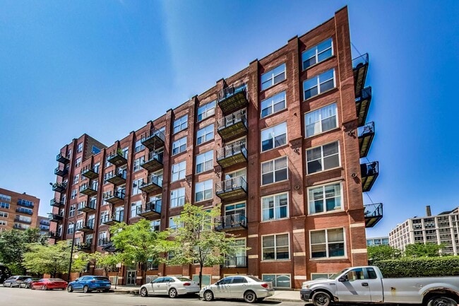Building Photo - 420 S Clinton St