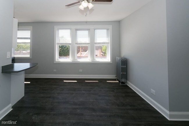Building Photo - 1521 W Sherwin Ave