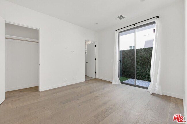 Foto del edificio - 1206 N Thomas Ln