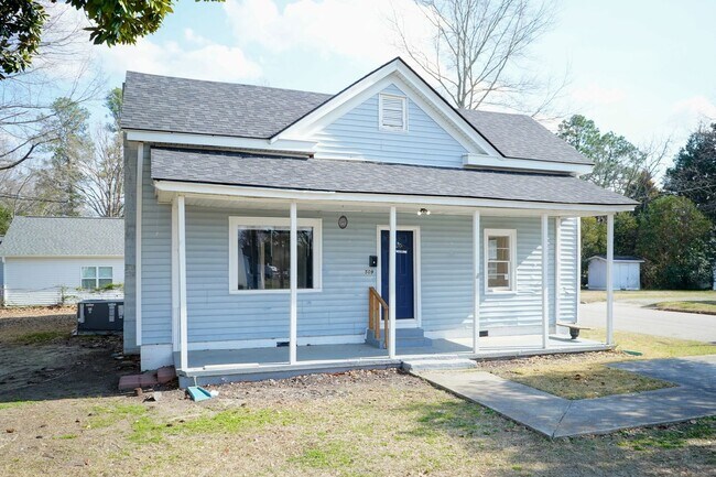 Building Photo - Three Bedroom Home!