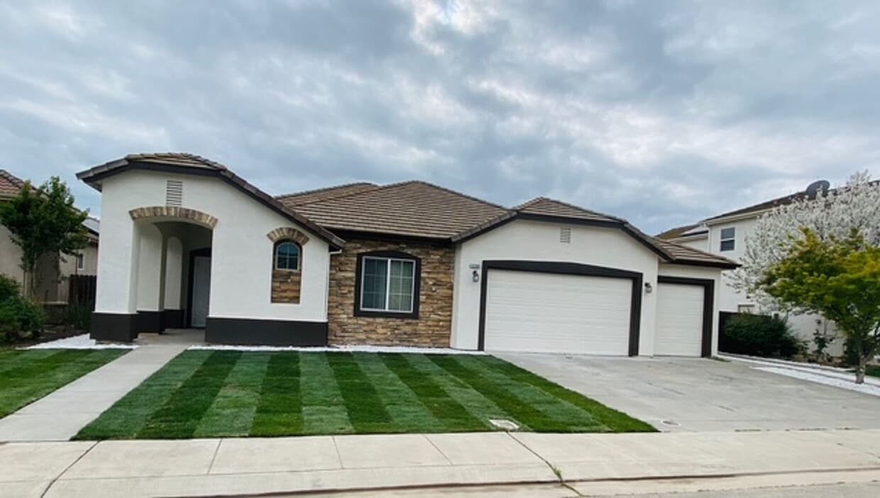 Primary Photo - Stunning Manteca Home with 4 Bedrooms, 3 B...