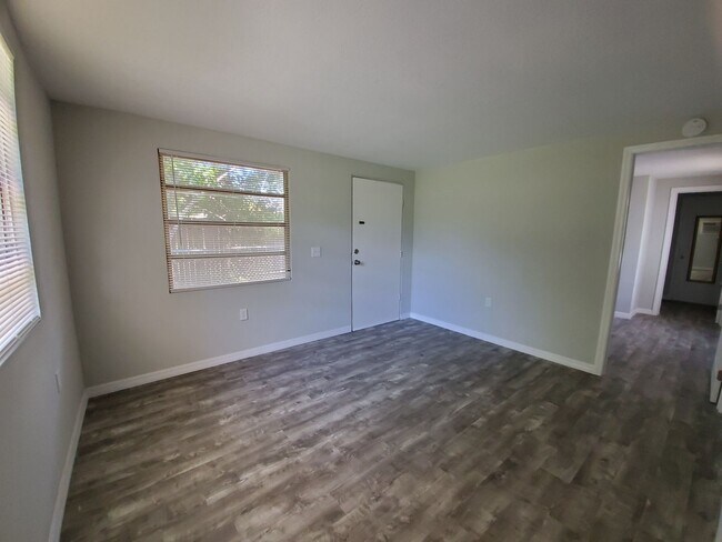 Foto del edificio - 6328 Brentwood Ave