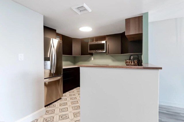 Foto del edificio - 14 Lockwood Dr