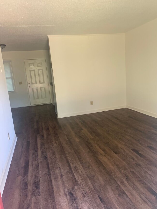 Building Photo - 3 Bed 1 Bath Home Available 8/10/24!