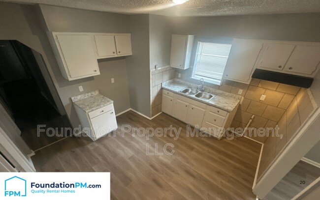 Building Photo - 1721 W Silver St