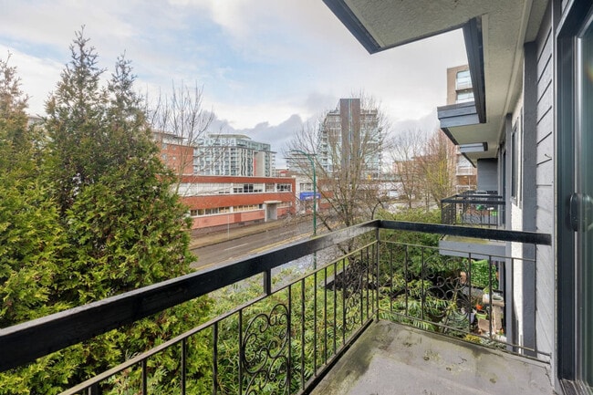 Building Photo - 254 E 12th Ave