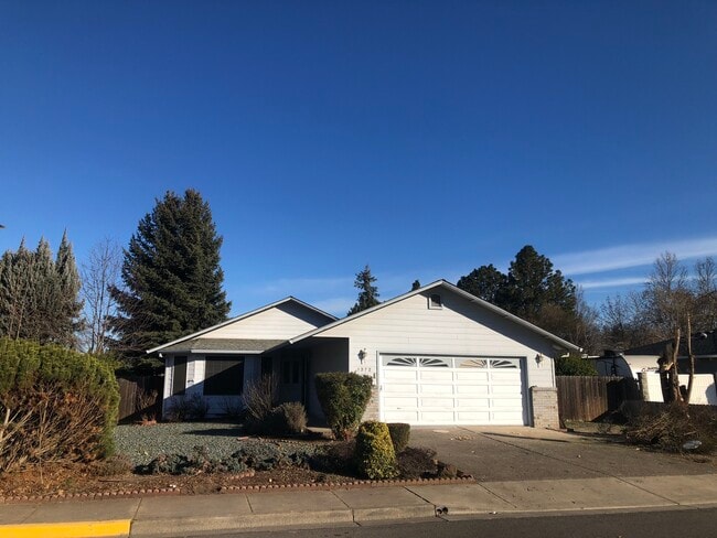 Building Photo - 1372 Glengrove Ave