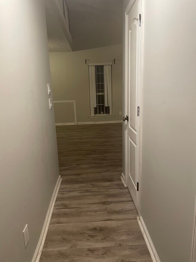 Foto del edificio - 1361 Daffodil Ln