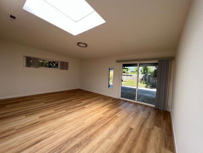 Foto del edificio - $6,500 4 Bed 2.5 Bath Mountain View Home Near Google