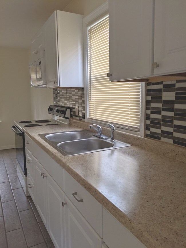 Building Photo - Updated, 2BR Carillon Bungalow, near UD!