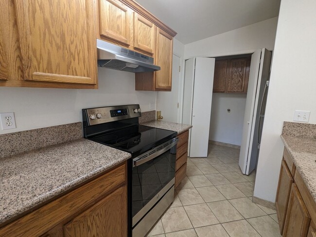 Building Photo - 2x2 duplex with a fenced yard, single-car ...