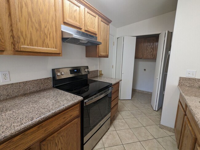 Foto del edificio - 2x2 duplex with a fenced yard, single-car ...