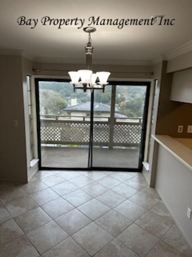 Foto del edificio - Rent Reduced! Beautiful Del Rey Oaks condo!