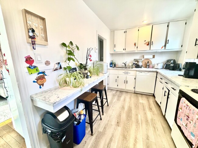 Photo du bâtiment - 6-bedrooms 2-full-bathrooms