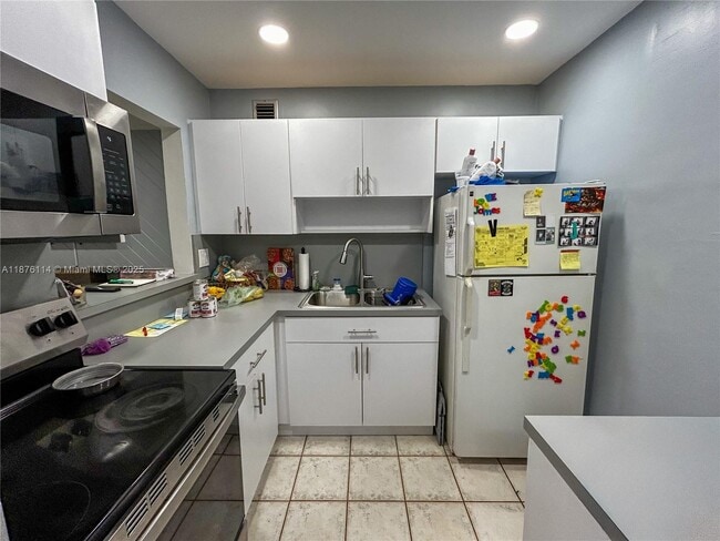 Building Photo - 10393 N Kendall Dr