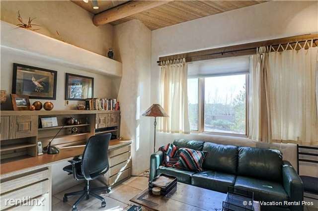 Building Photo - 504 Los Nidos Dr