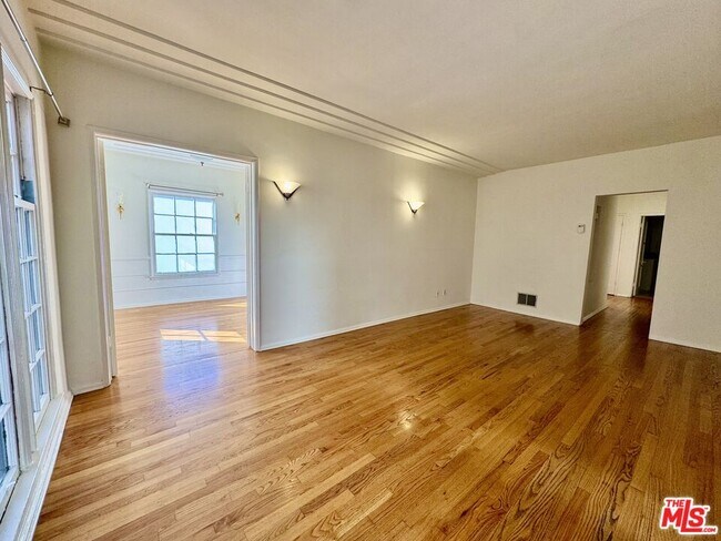 Foto del edificio - 9010 Burton Way