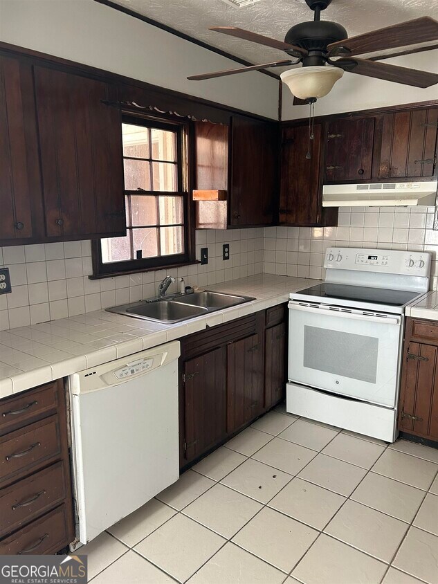 1421 Villa Pines Ct NW, Conyers, GA 30012 Room for Rent in Conyers