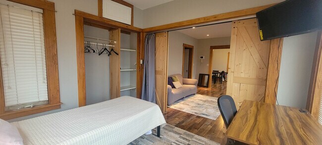 Building Photo - 11433 Ashbury Ave