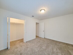 Building Photo - 2503 Holly Ave