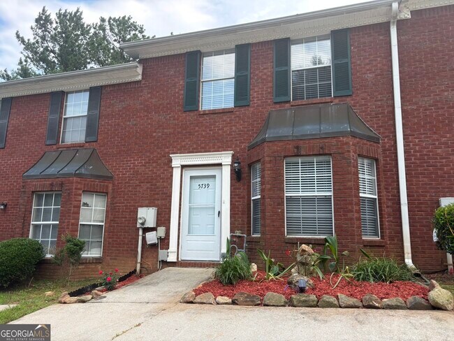 Foto del edificio - 5739 Windfall Ln