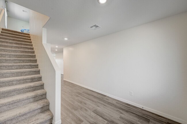 Building Photo - Upgraded 5 bedroom home in Cul-De-Sac!!