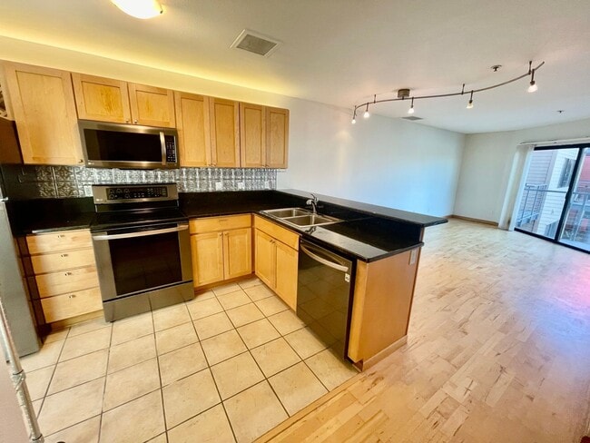 Building Photo - Top-Floor Riverfront Living with Broadway Bridge Views | 2 Bed + 2 Bath + Parking