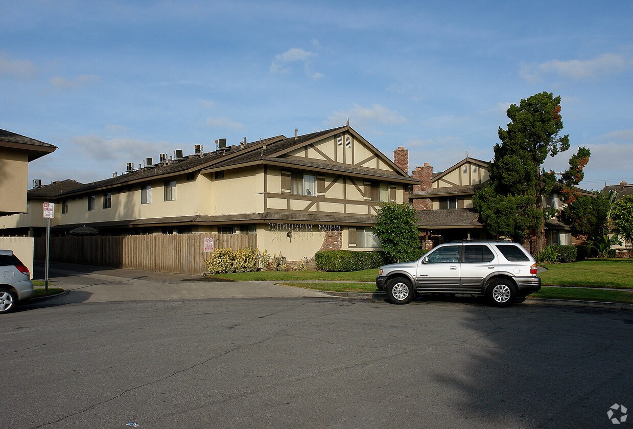 Primary Photo - Showcase Townhouse Apartments