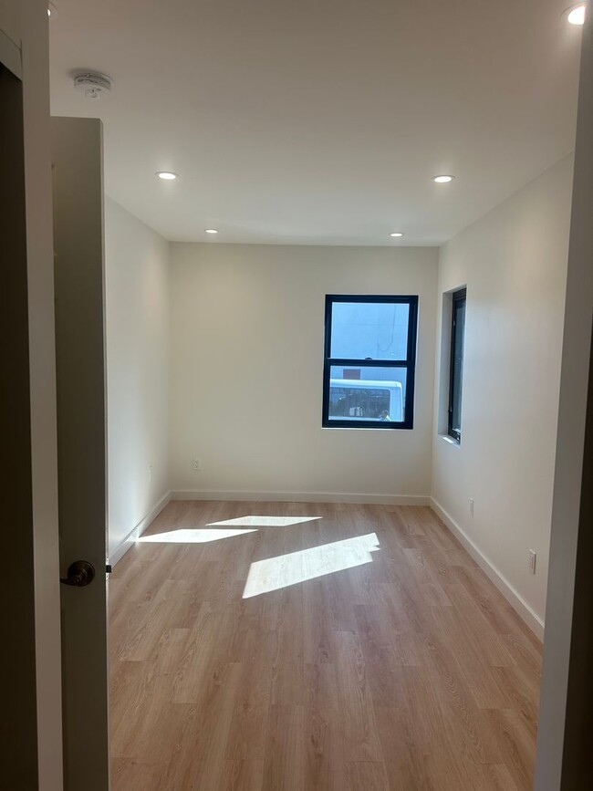 Building Photo - Remodeled 1 bed/1 bath unit with private y...