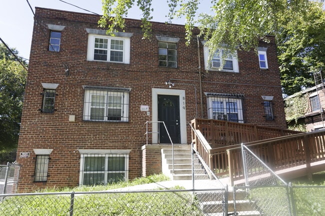 Building Photo - 819 51st St SE
