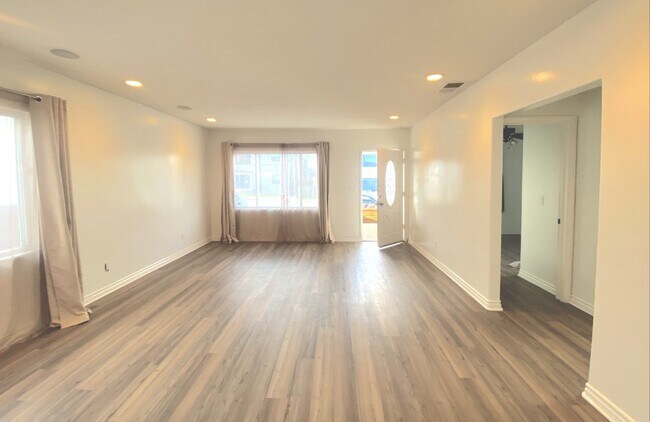 Living room - 4432 E 4th St