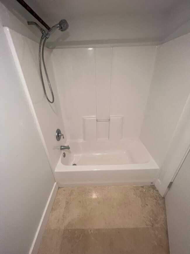 baño - 2435 Beechwood Blvd