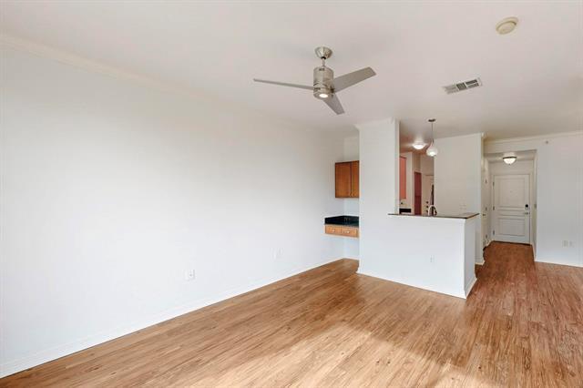 Foto del edificio - 330 Las Colinas Blvd E